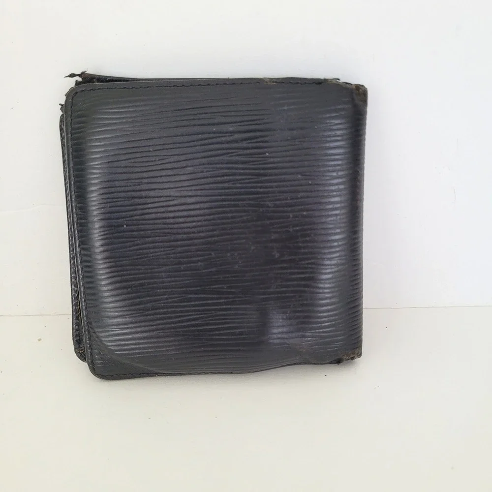 Louis Vuitton Epi Leather Bifold Wallet Noir Black Compact Coin Pocket MI0921